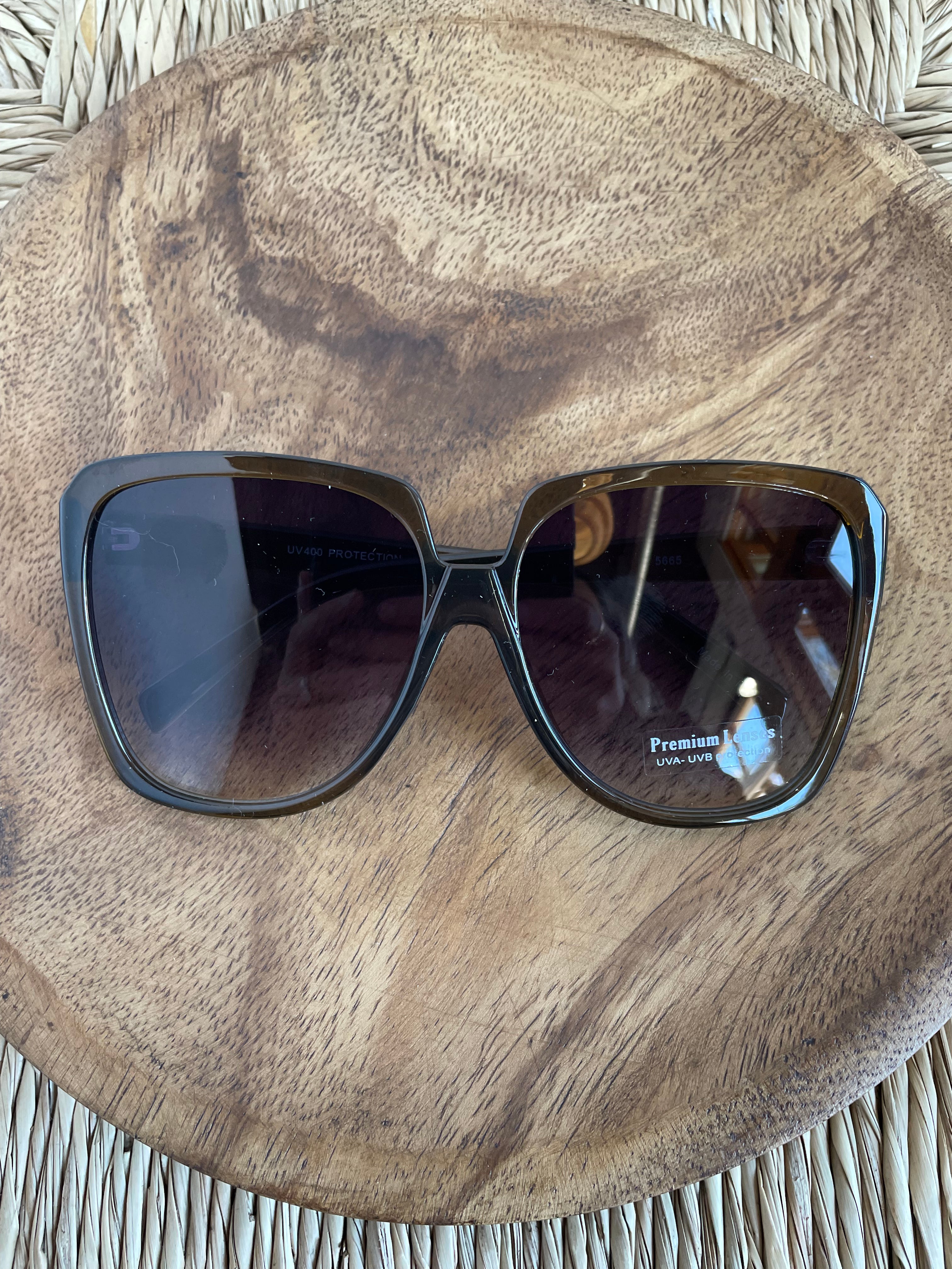 Dionne Extra Oversized Squarish Sunglasses