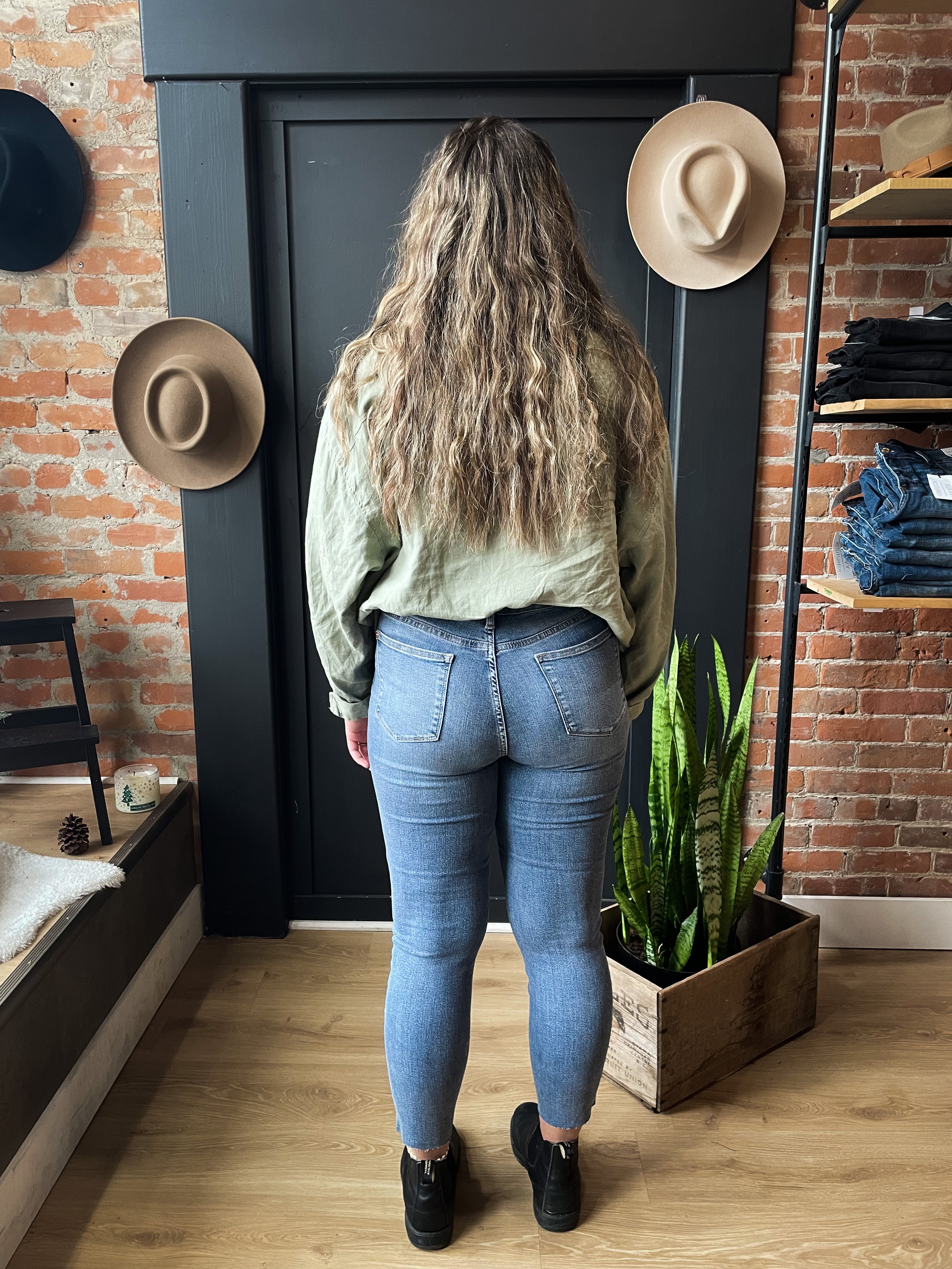 Hi-Waisted Relaxed Fit Jeans